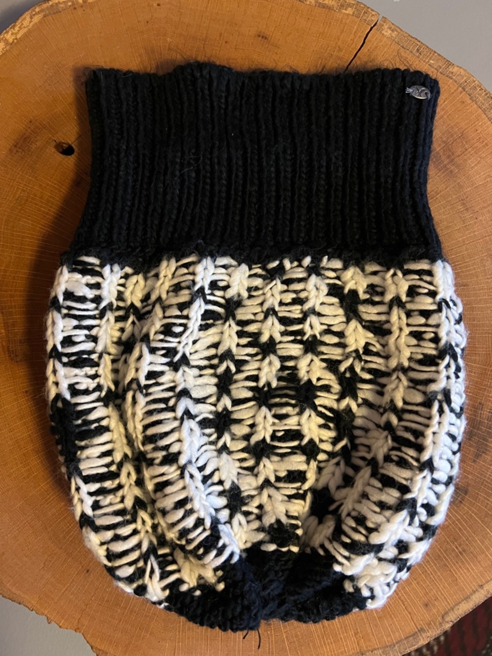 American Eagle Outfitters Knit Distressed Black and White Heart Print Beanie - Picture 10 of 16